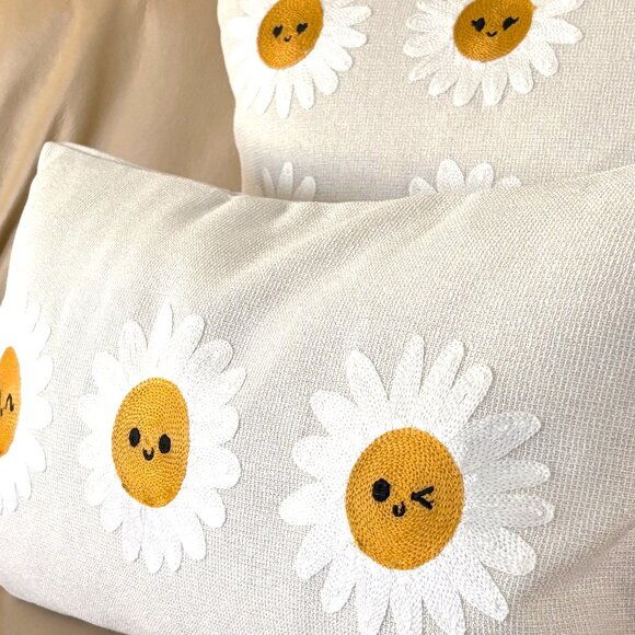 2 Sizes Happy Smiley Daisies Flowers Embroidered Throw Pillow Cushion Cover New - Picture 2 of 6